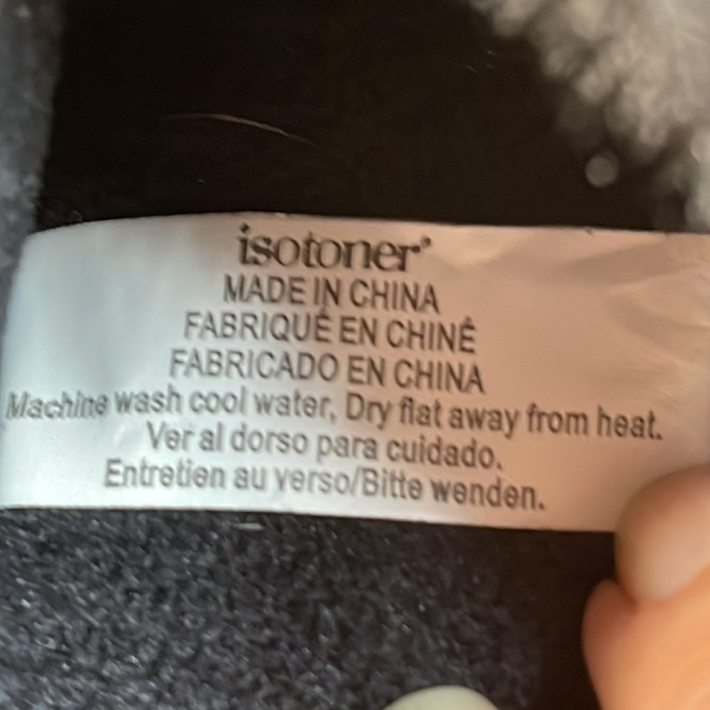 ISOTONER MEMORY FOAM.  SLIPPERS SM 6.5-7 black - Picture 7 of 11